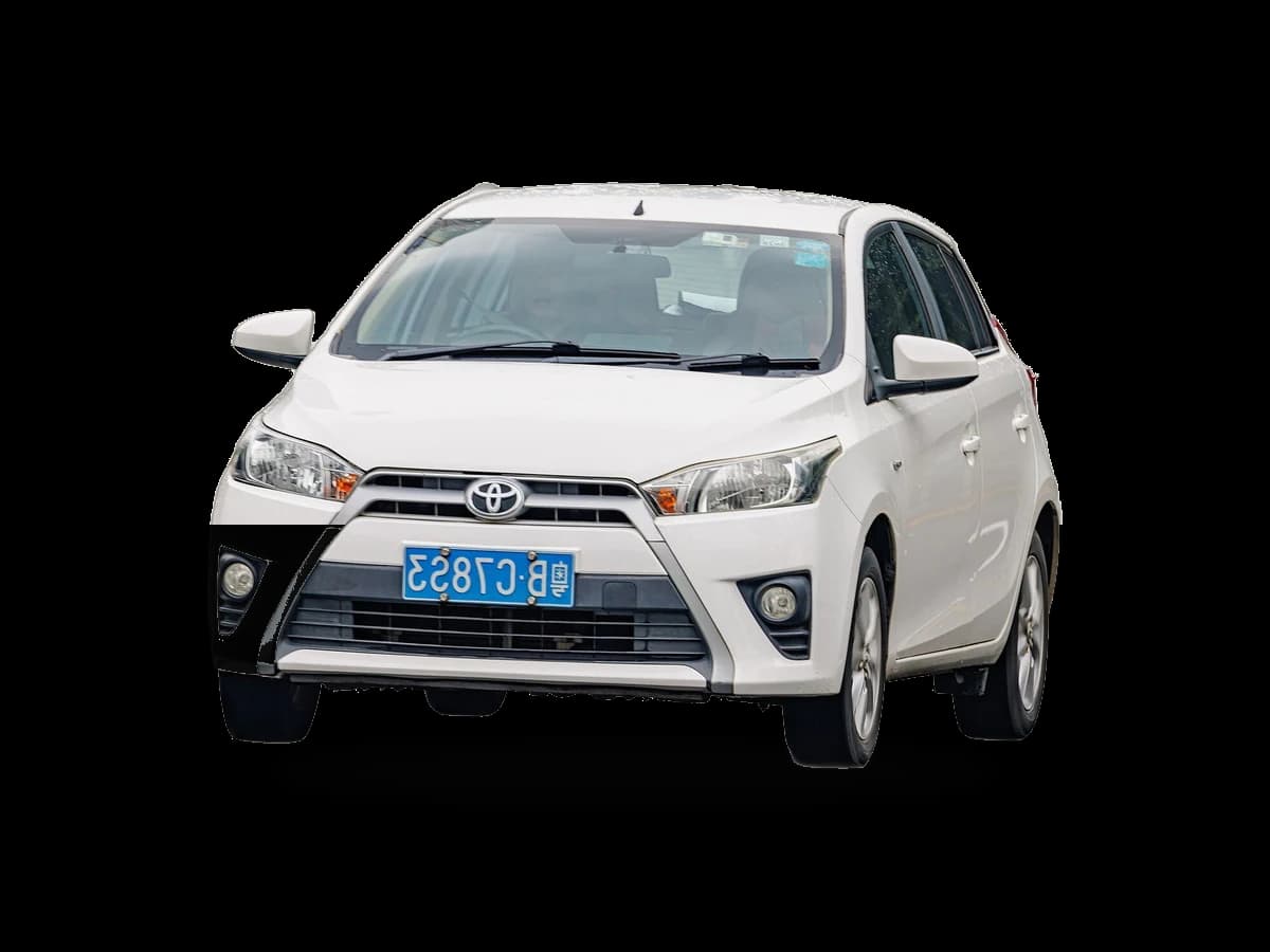 Toyota Yaris branco — Frente 3/4